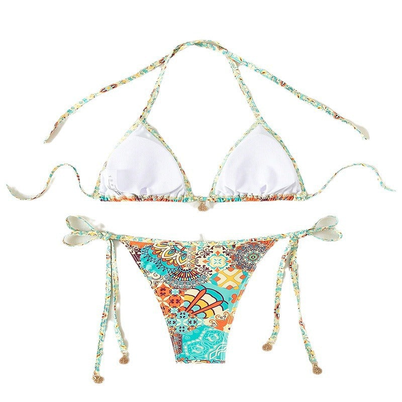 Dam triangelbikini med färgglatt mönster, idealisk för badkläder och soliga dagar på stranden.