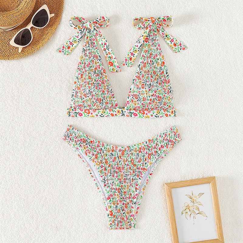 Lekfull dam bikini i triangelmodell med vackra blommor, för en solig och avkopplande sommarstil.