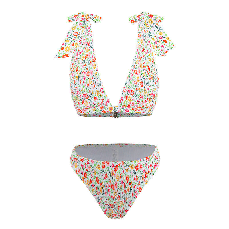 Elegant triangelbikini med blommönster, justerbara band & hög benöppning. Optimal för strand & pool.