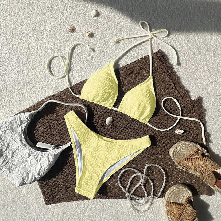 Modern damtriangelbikini, texturerad finish. Justerbara band för bekväma och snygga badkläder.