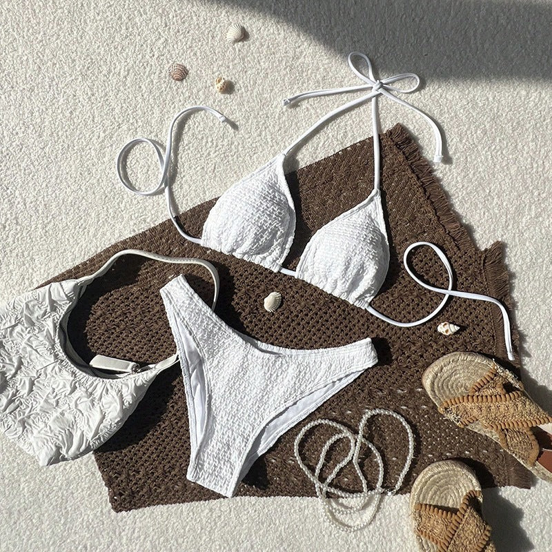 Somrig damtriangelbikini med unikt texturmönster. Bekväm och stilren för stranden.