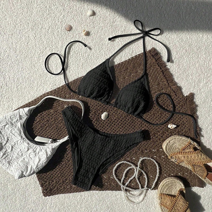 Trendig damtriangelbikini med textur och justerbara band. Perfekta badkläder för sommarlovet.