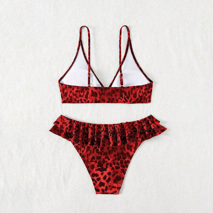 Leopardmönstrad triangelbikini med volanger och elegant guldaccent. Lyxiga dam badkläder.