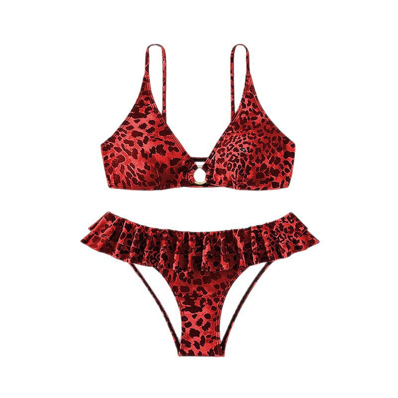 Lyxig triangelbikini för dam med volanger och guldaccent. Elegant strandmode för sommardagar.