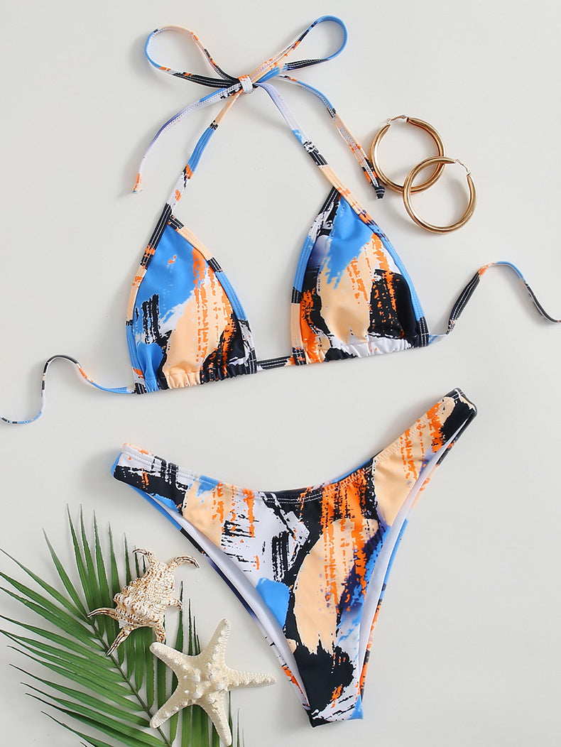 Bekväma badkläder: Blå triangelbikini för dam med justerbar knut och modern hög skärning.