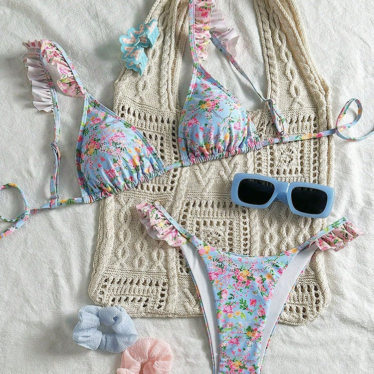 Dam triangelbikini set med blommigt mönster, volanger och justerbara band. Perfekt för strand & pool.