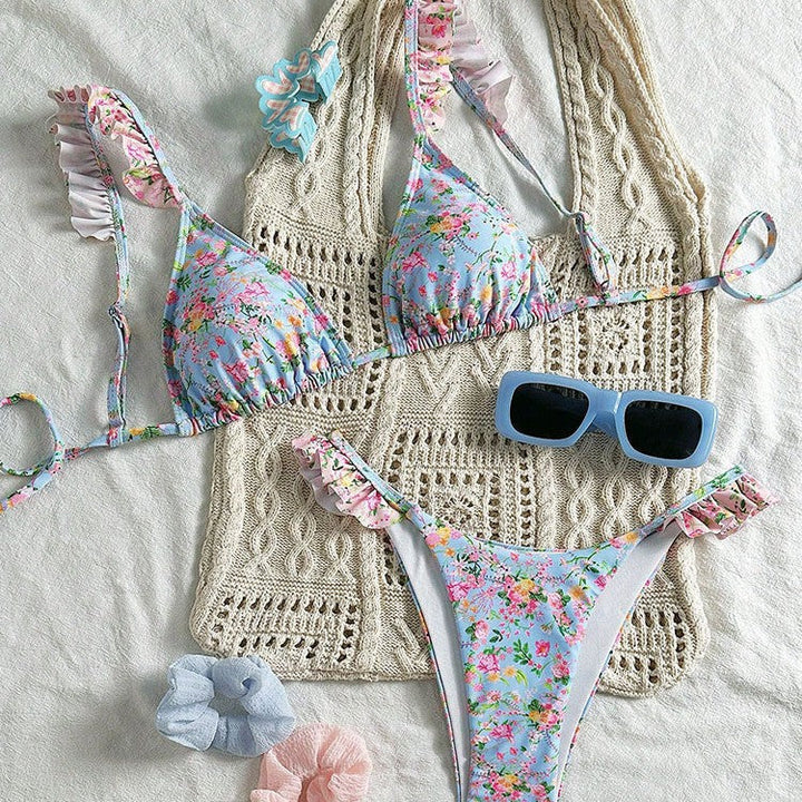 Dam triangelbikini set med blommigt mönster, volanger och justerbara band. Perfekt för strand & pool.