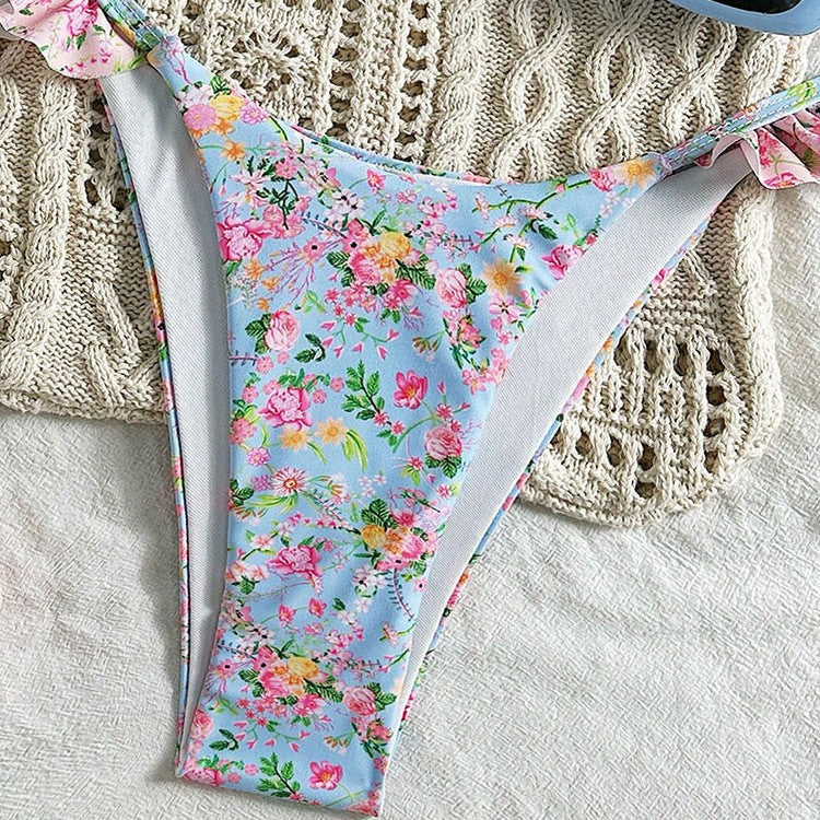 Trendig triangelbikini för dam med blommigt design och volangdetaljer. Idealisk för soliga dagar vid strand eller pool.