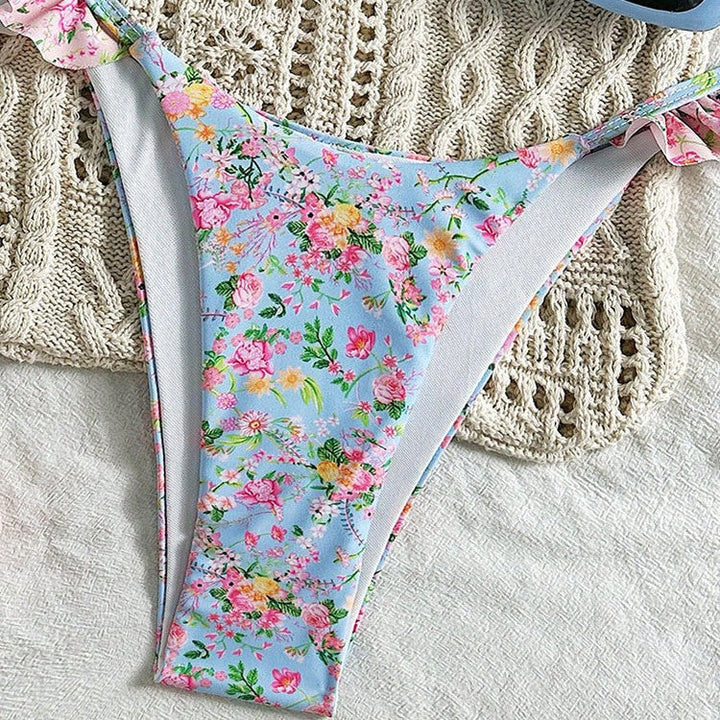 Trendig triangelbikini för dam med blommigt design och volangdetaljer. Idealisk för soliga dagar vid strand eller pool.