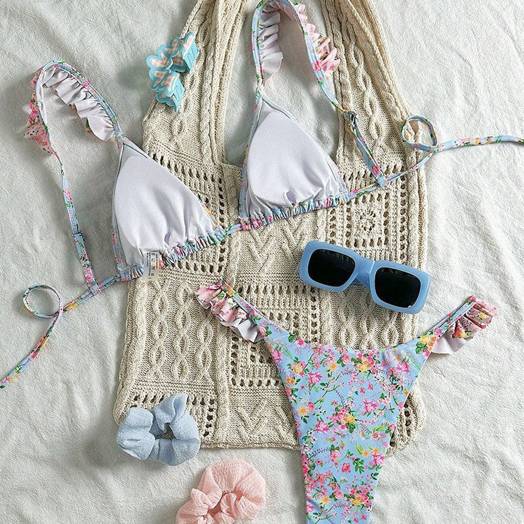 2-delat dam bikini set med blommiga volanger och justerbara band. Stilrena badkläder för sommar och sol.