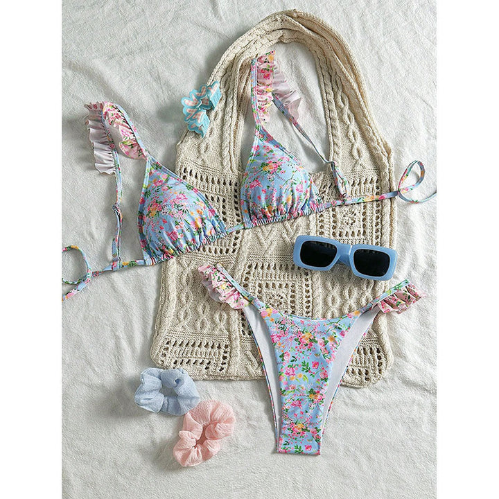 Elegant dam triangelbikini med blommigt volangtopp och matchande trosa. Justerbara band för optimal passform.