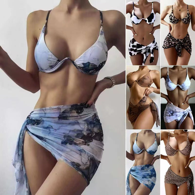Dam triangelbikini set med omslagsskjorta i marmormönster och högmidja. Perfekt för sommar & strand.