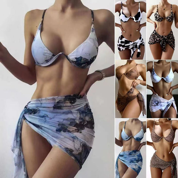 Dam triangelbikini set med omslagsskjorta i marmormönster och högmidja. Perfekt för sommar & strand.