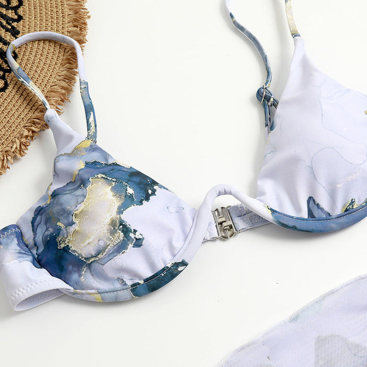 Elegant omslagsskjorta i lätt tyg med marmormönster, del av dam bikini set. Snyggt strandplagg.