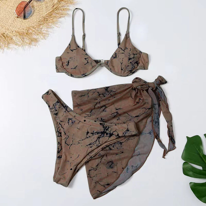 Kvinnlig modell bär triangelbikini set med omslagsskjorta. Högmidjade simkläder för sommar och strand.