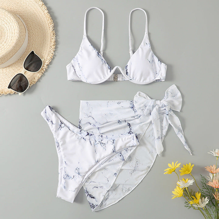 Detaljerat marmormönster på dam bikini set och omslagsskjorta. Trendiga sommarsimkläder.
