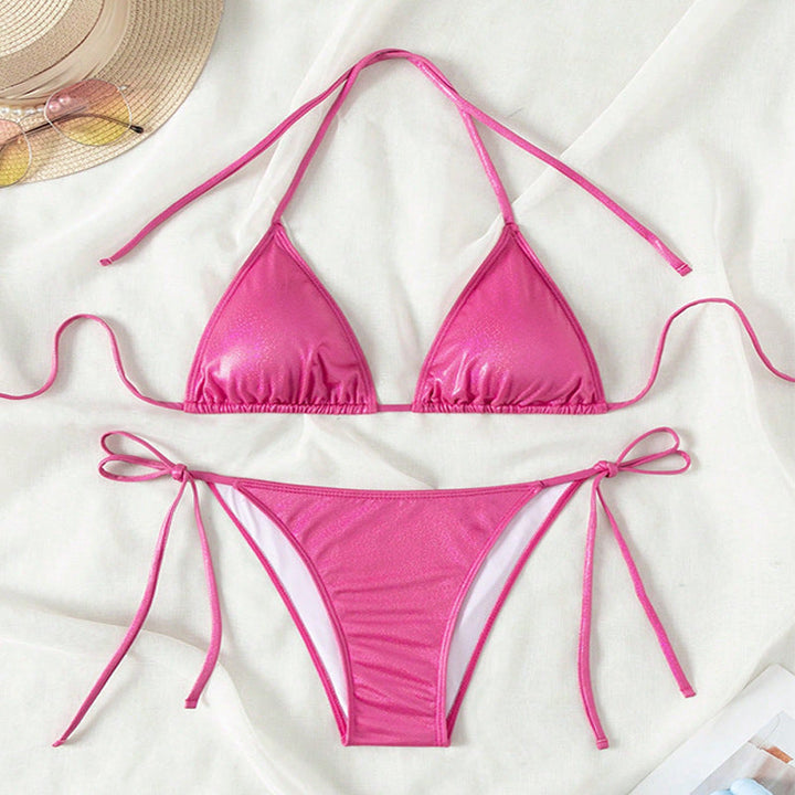 Dam Triangulär Bikini i glänsande magenta med justerbara band, perfekt för strand och sommar.