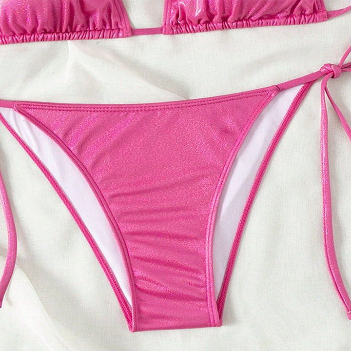 Trendy magenta triangulär bikini för dam, med glänsande tyg och flexibla justerbara band.