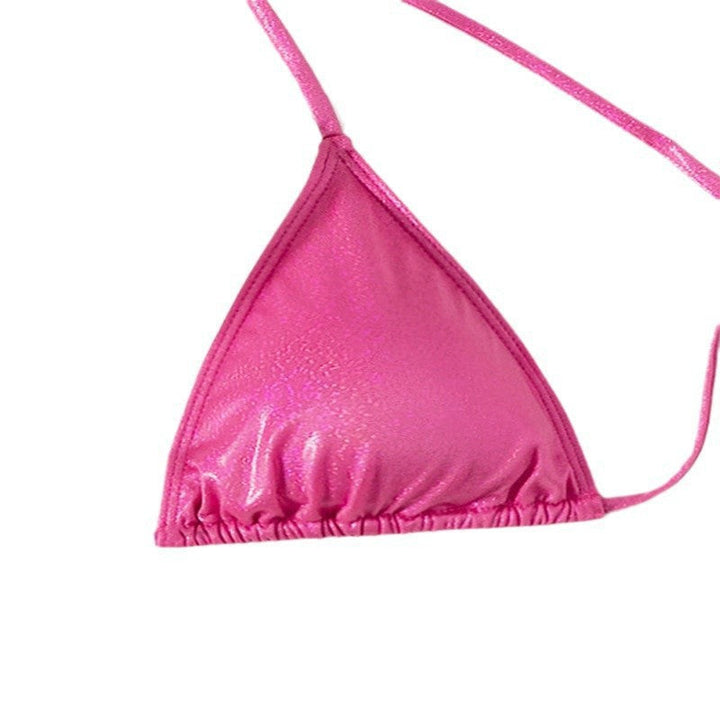 Glamorös dam triangulär bikini i glänsande magenta. Justerbar och bekväm för sommarens bad.