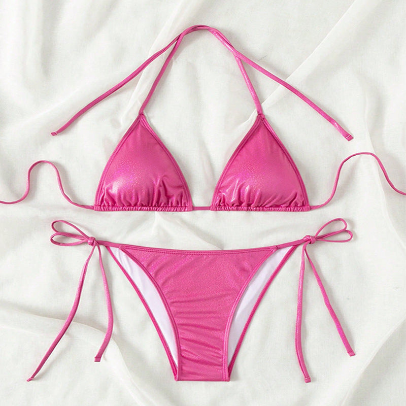 Elegant glänsande magenta triangulär bikini för kvinnor, med justerbara band för en perfekt look.