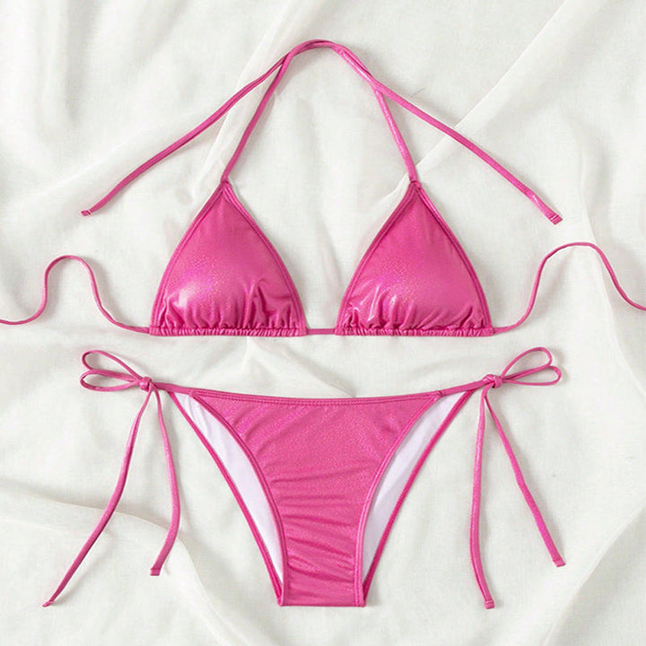 Elegant glänsande magenta triangulär bikini för kvinnor, med justerbara band för en perfekt look.