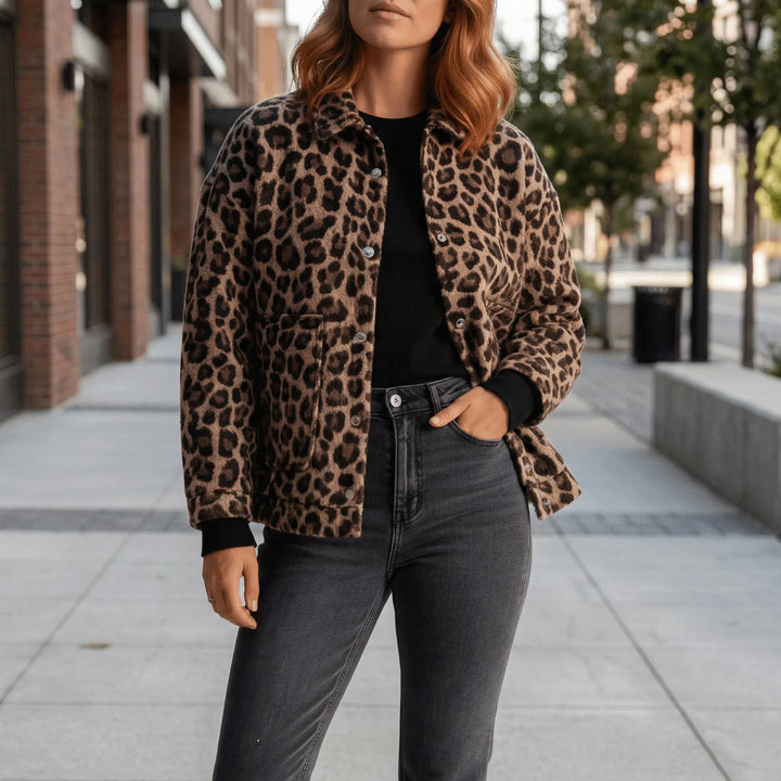 Dam övergångsjacka med trendigt leopardmönster. Avslappnad passform, perfekt för vår och höst.