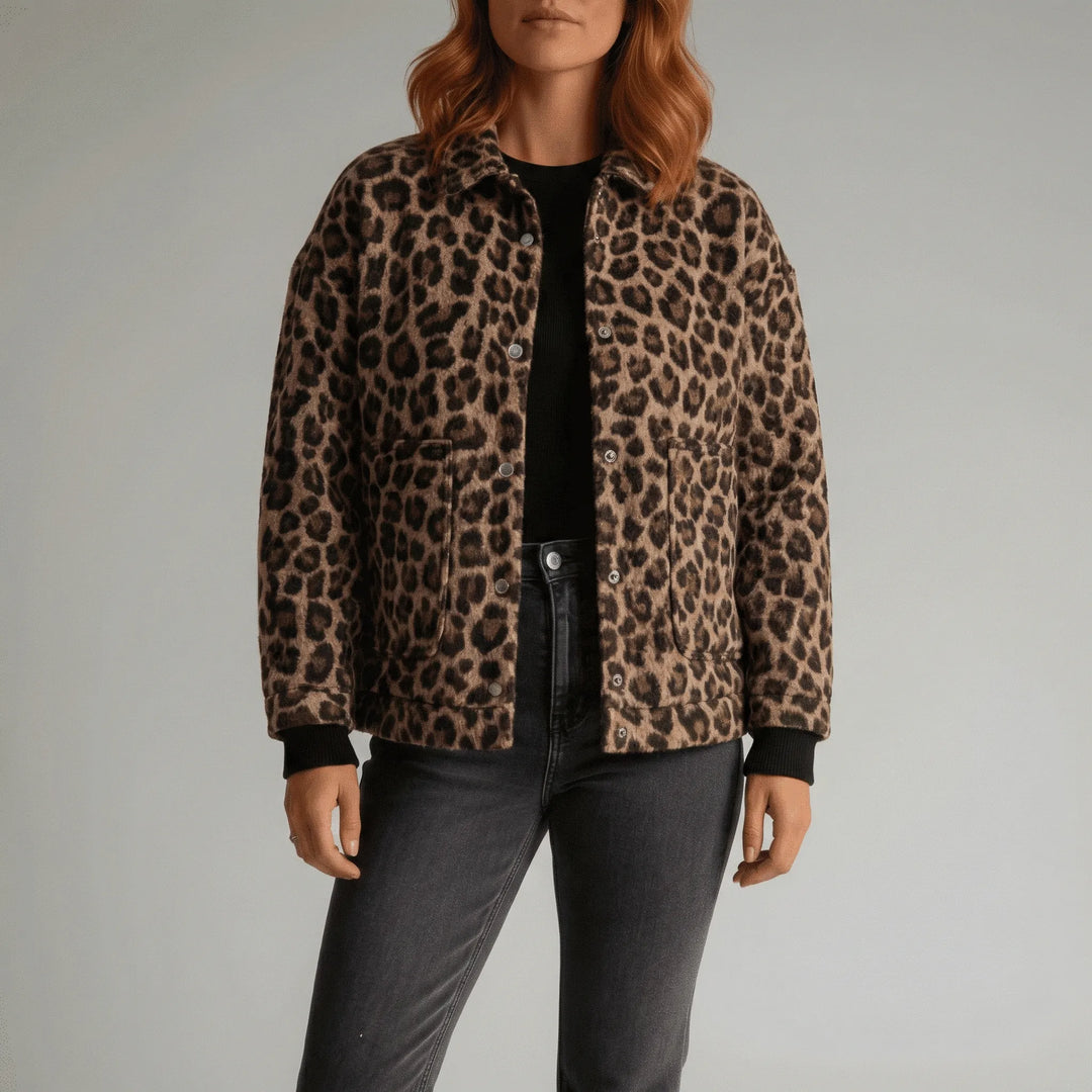 Lucy boxy bomberjacka för dam i mönstrad design. Trendig övergångsjacka med bekväm passform.