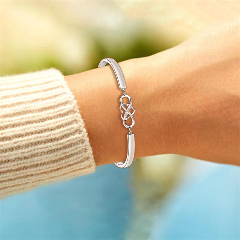 Armband i roseguld och silver med hjärtberlock för dam, elegant design och perfekt present till mamma.