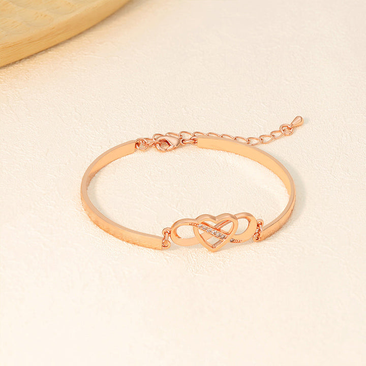 Armband i roseguld och silver med hjärtberlock för dam, elegant design och perfekt present till mamma.