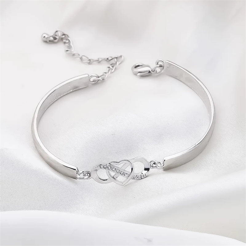 Armband i roseguld och silver med hjärtberlock för dam, elegant design och perfekt present till mamma.