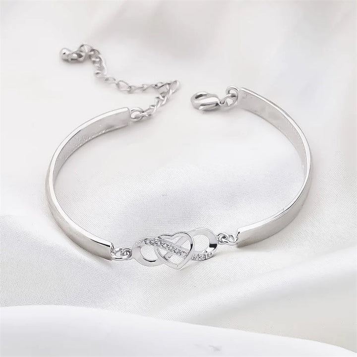 Armband i roseguld och silver med hjärtberlock för dam, elegant design och perfekt present till mamma.