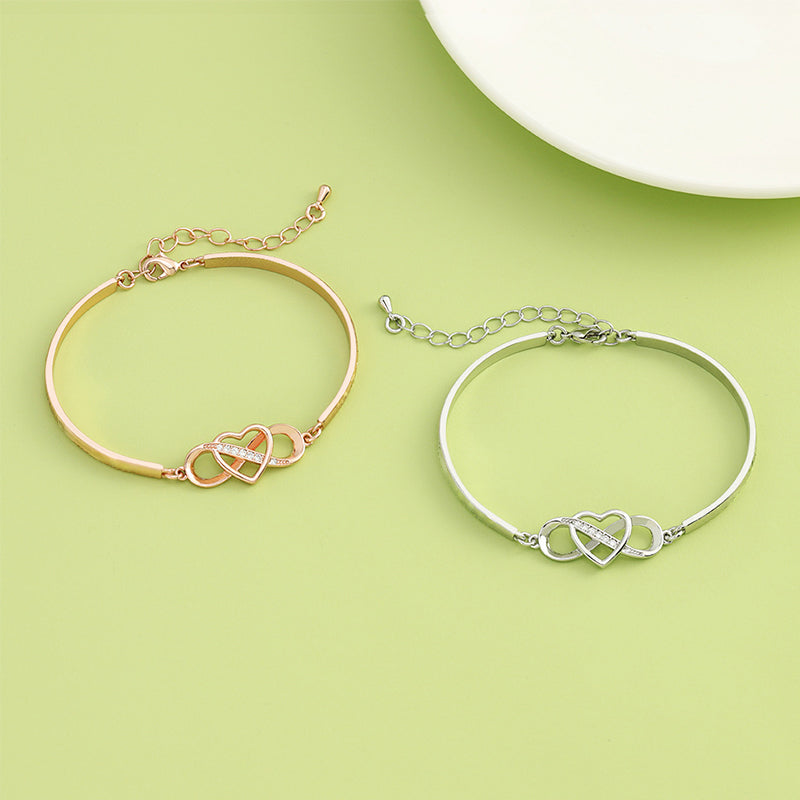 Armband i roseguld och silver med hjärtberlock för dam, elegant design och perfekt present till mamma.