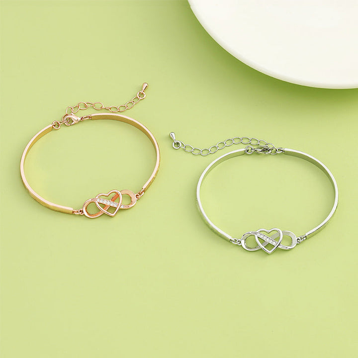 Armband i roseguld och silver med hjärtberlock för dam, elegant design och perfekt present till mamma.