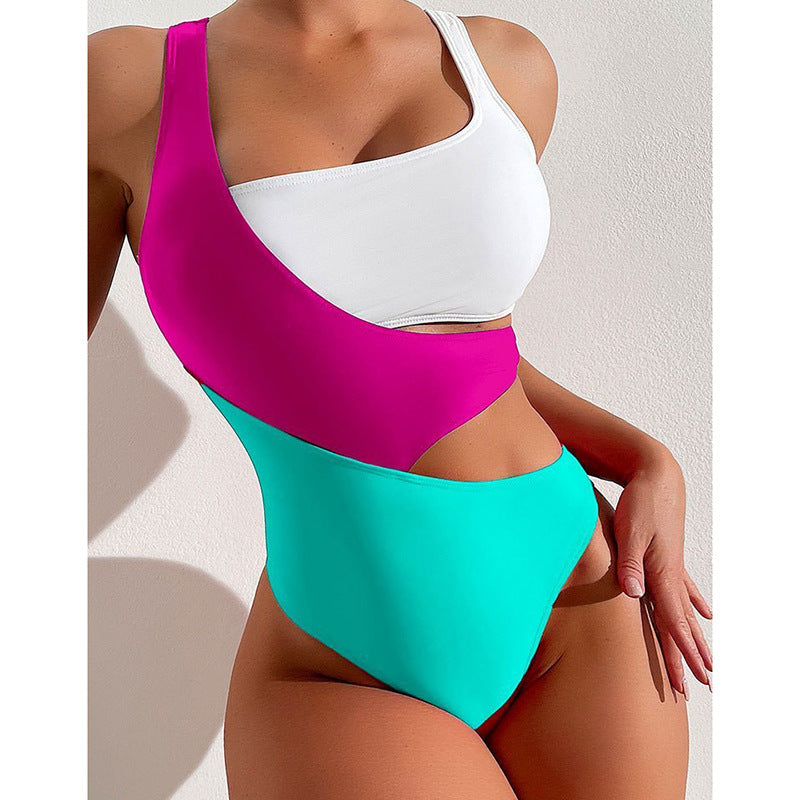 Stilren högmidjad baddräkt för dam med moderna cut-outs. Trendiga badkläder för strandmode.