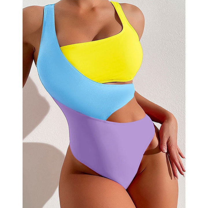 Högmidjad dam baddräkt med smickrande cut-outs, bekväm passform för sommarens stranddagar.