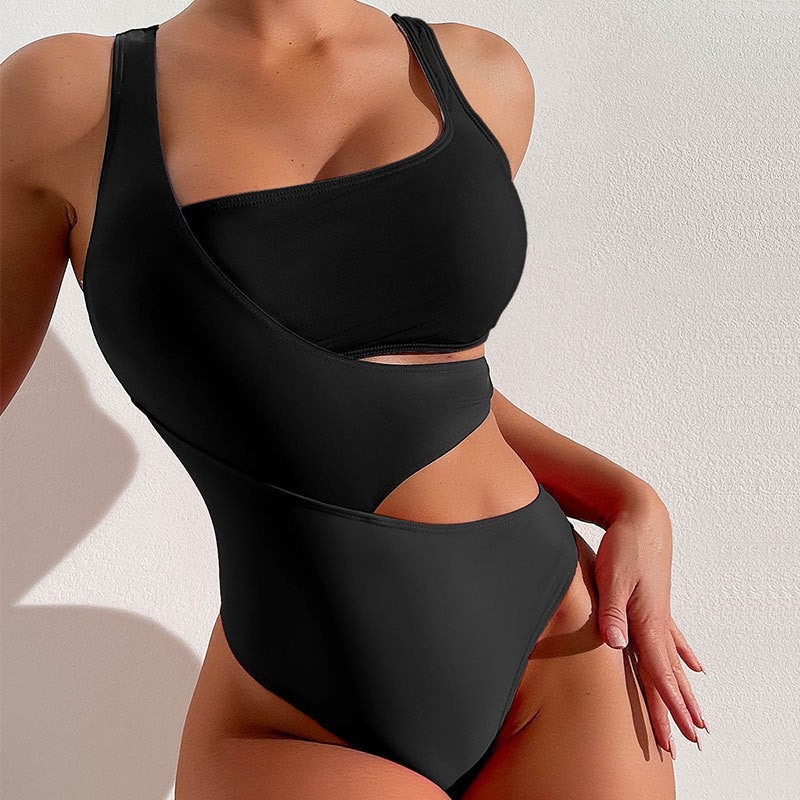 Dam baddräkt, högmidjad och trendig med cut-outs. Stilrena badkläder för en modern look.