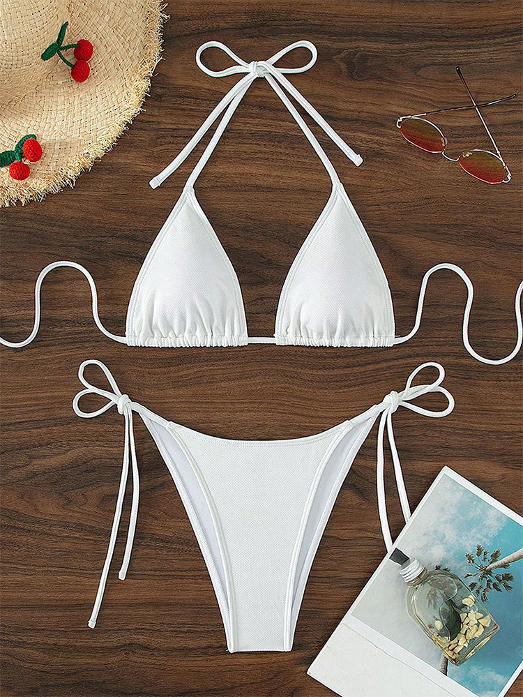 Detalj av justerbara knytband på dambikini. Triangelbikini, perfekt passform för sommarbadkläder.