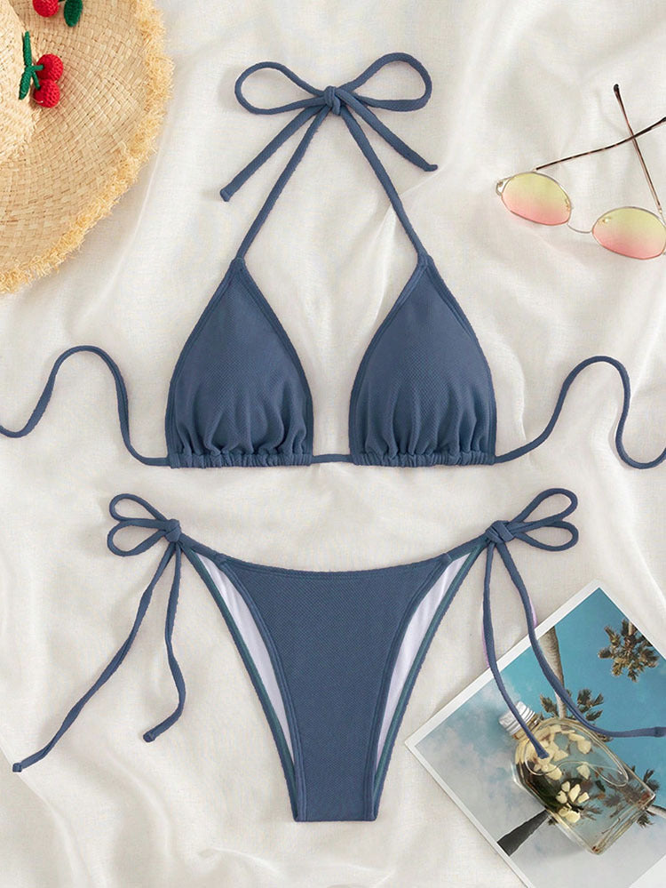 Dambikini, platt lay. Justerbar triangelbikini i elegant strandmode. Badkläder för sommar & solsemester.