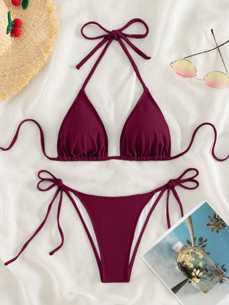 Närbild på tyg av dambikini. Justerbar triangelbikini, bekväma badkläder för elegant strandmode.
