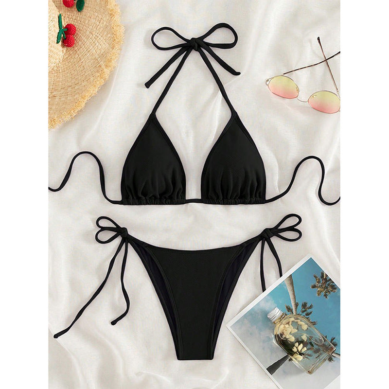 Högskuren dambikini för sommar och strandmode. Modern triangelbikini, bekväma badkläder.