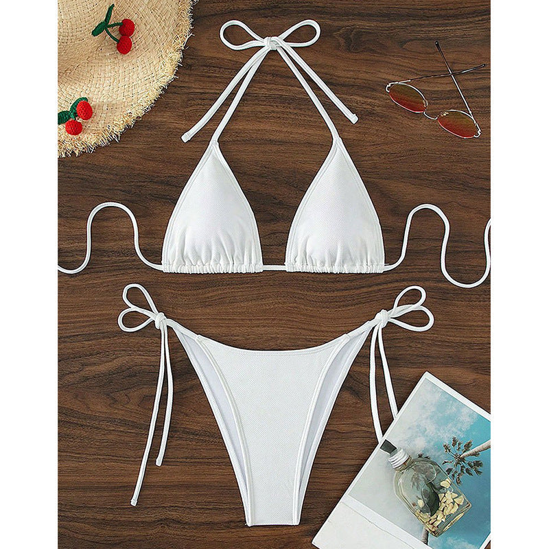 Elegant dambikini i triangelmodell. Perfekta badkläder för sommar och sol. Justerbar knytbikini.