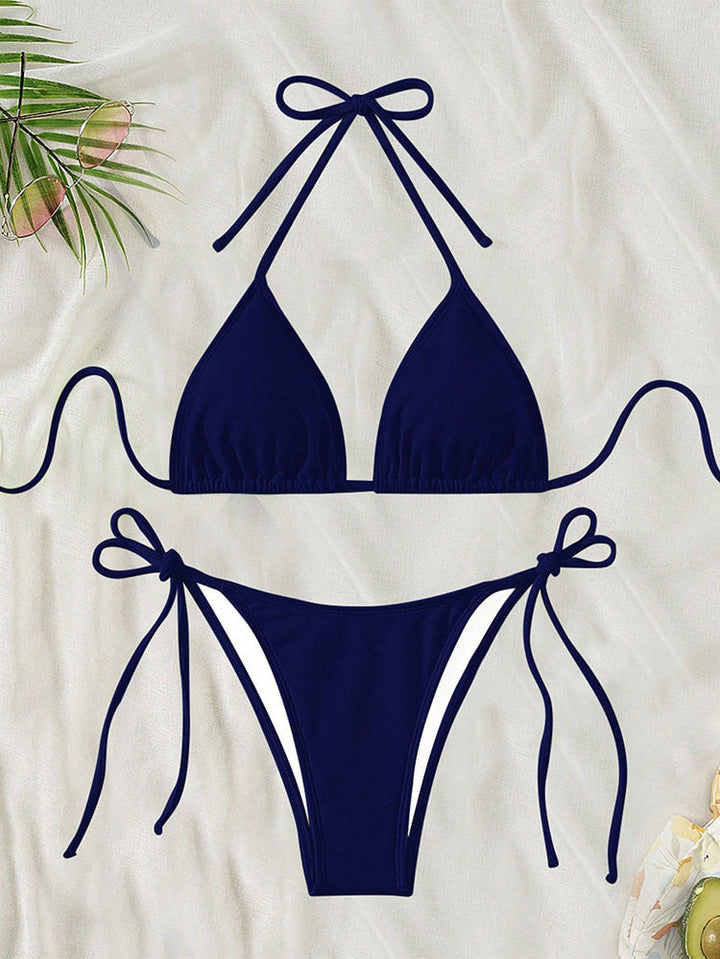 Dambikini vid stranden. Elegant triangelbikini, justerbar knytbikini för sommar & solsemester. Badkläder.