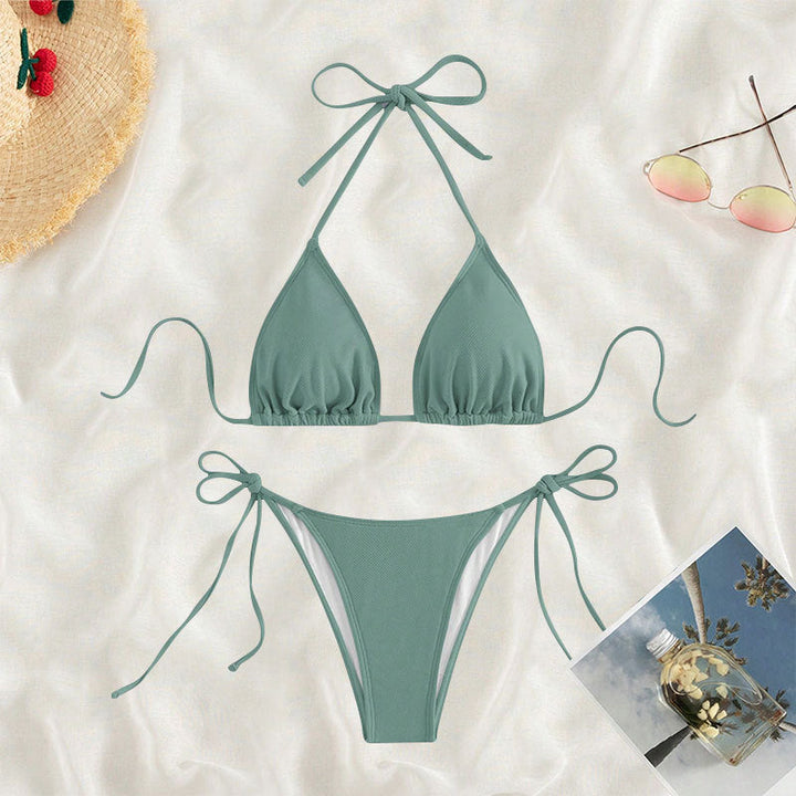 Poolkläder: justerbar dambikini. Triangelbikini för sommar och sol. Elegant strandmode, badkläder.