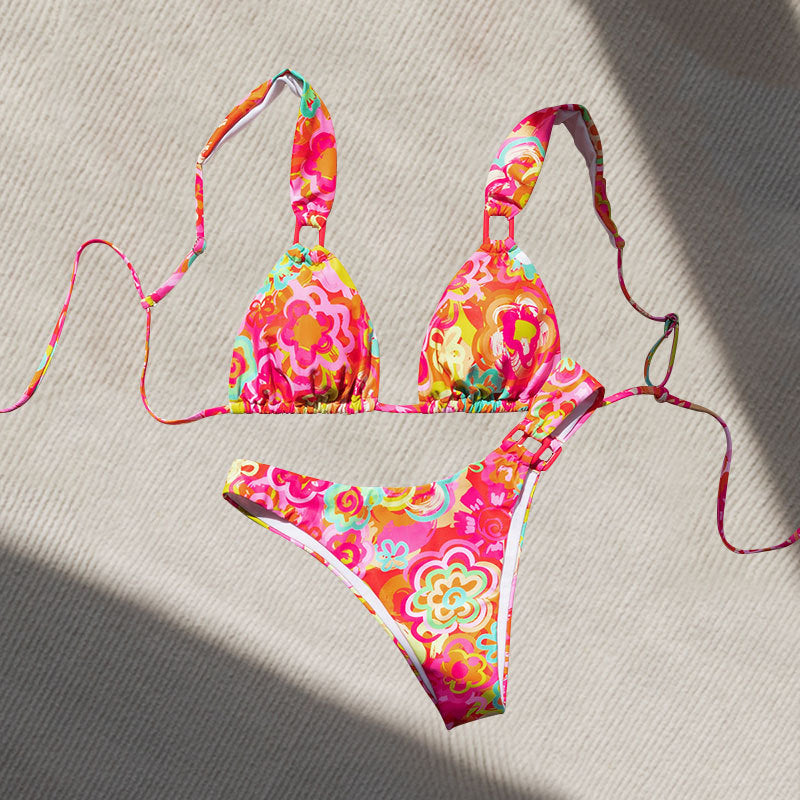 Blommig triangelbikini för dam, perfekt för strand och pool. Stilrena badkläder med bekväm passform.