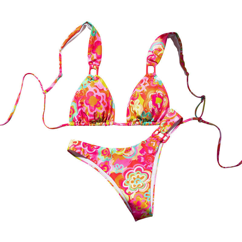 Färggrann dambikini med blommig design, triangeltopp och justerbara band. För en snygg strandlook.
