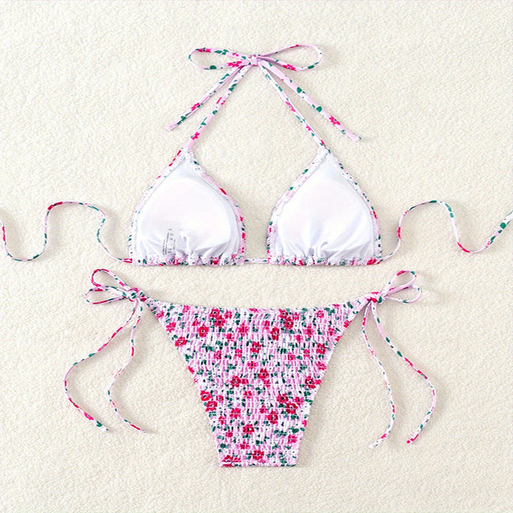 Trendig triangelbikini för dam med lekfull rynkning och livfullt blommönster, idealisk för badmode.