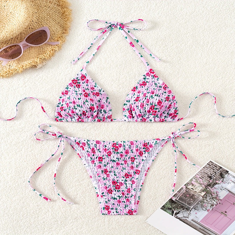 Snygg sommarbikini i triangelmodell med blommigt mönster och bekväm rynkning, perfekta strandkläder.