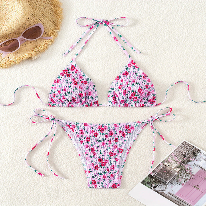 Snygg sommarbikini i triangelmodell med blommigt mönster och bekväm rynkning, perfekta strandkläder.