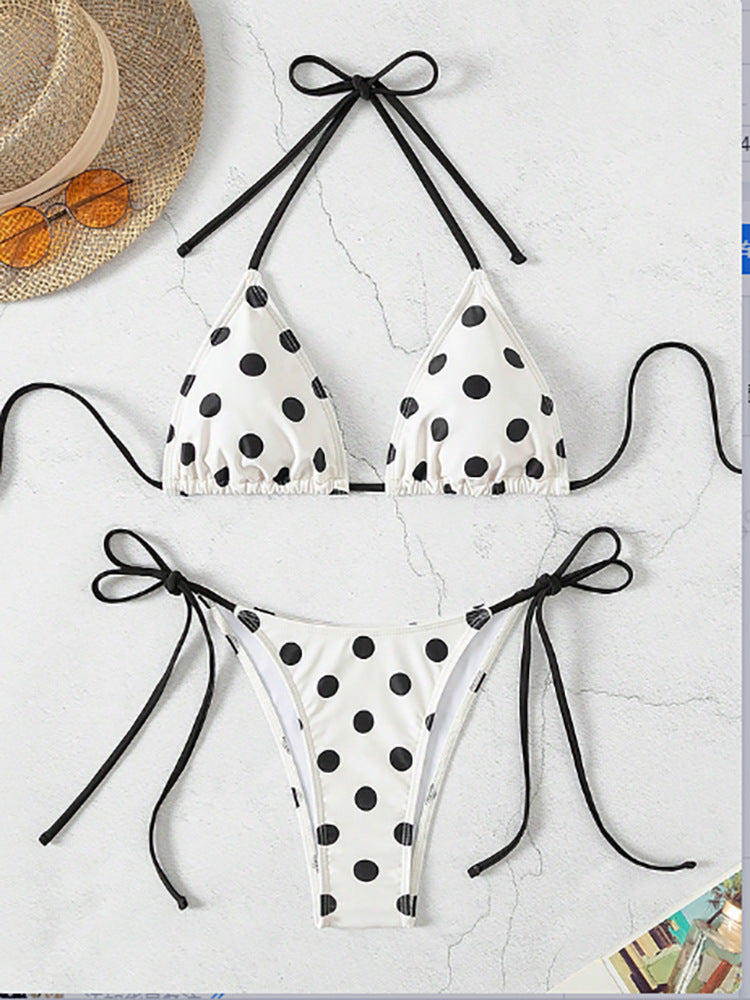 Lätt och bekväm prickig triangelbikini för dam, med snörning som ger justerbar passform.