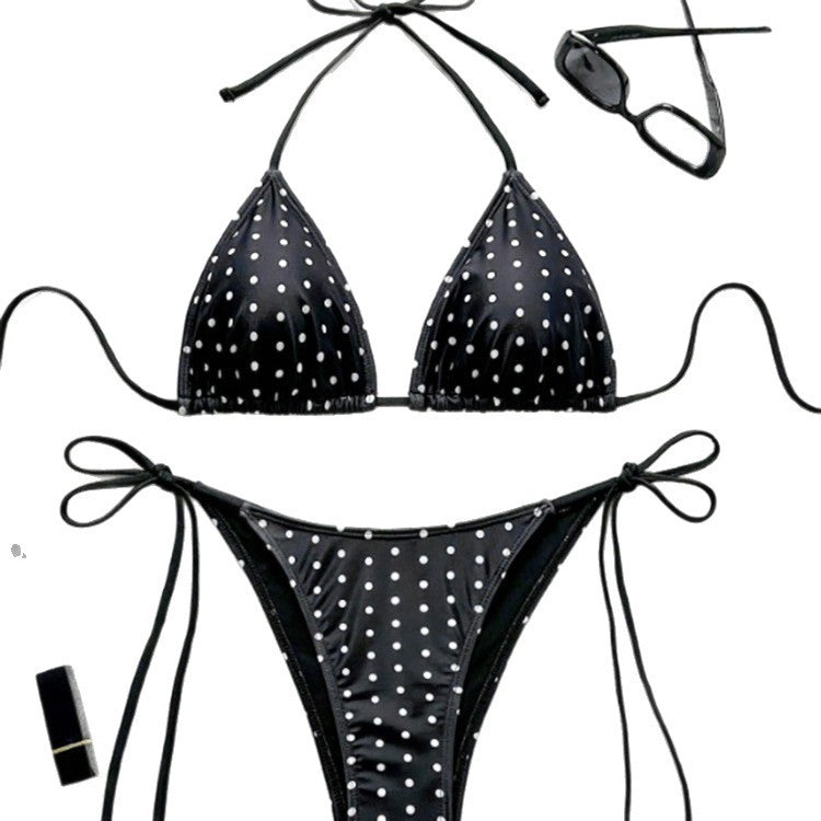 Somrig triangelbikini för kvinnor, med lekfullt prickigt mönster och justerbara snörningar.